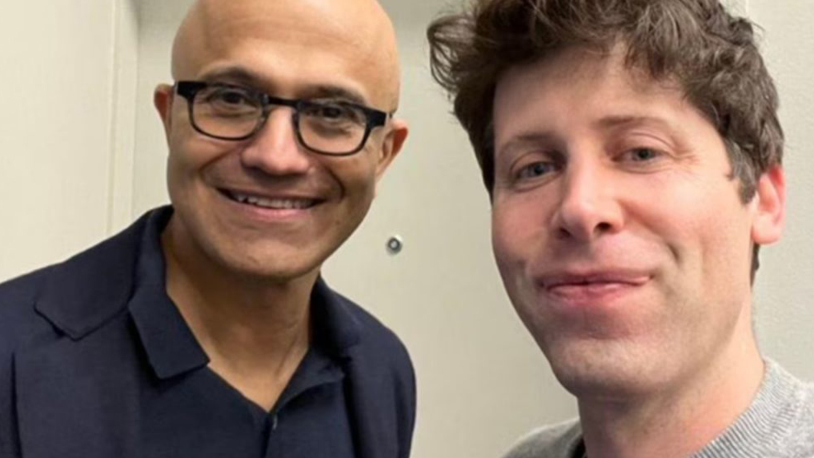 Satya Nadella, CEO di Microsoft, con Sam Altman, CEO di OpenAI